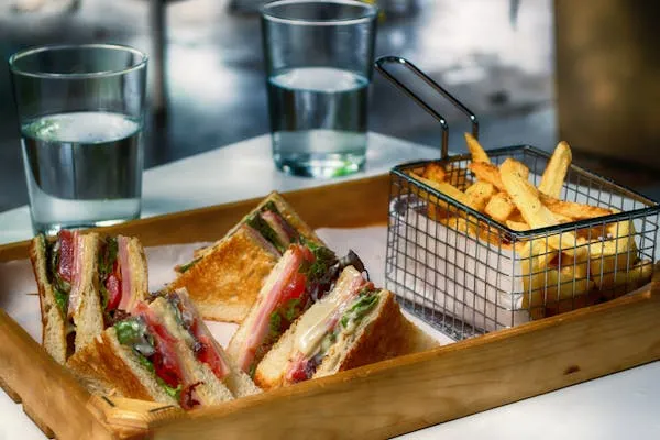 Club sandwich con patatine