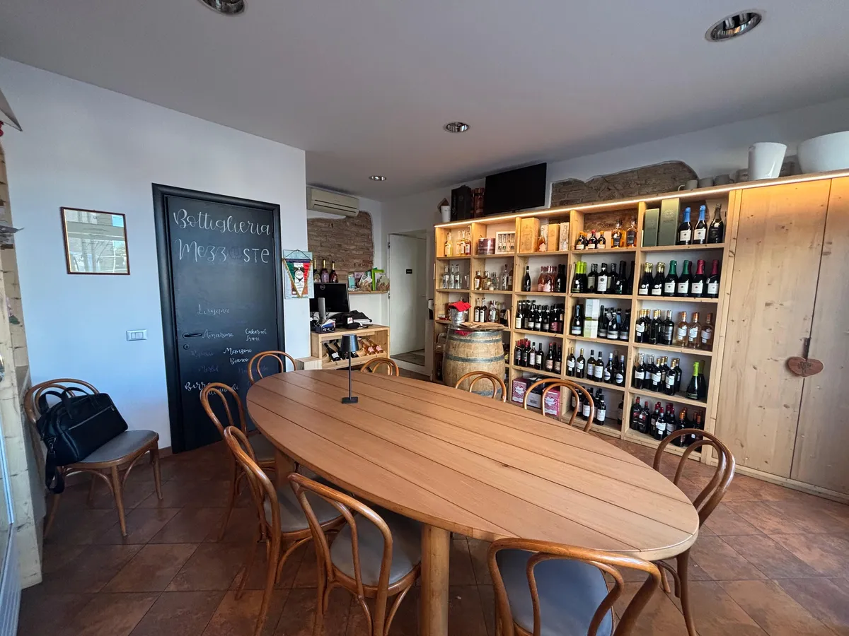 La private lunch room con il grande tavolo in legno