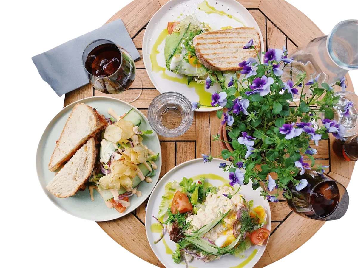 Tavola apparecchiata con piatti, calici e fiori